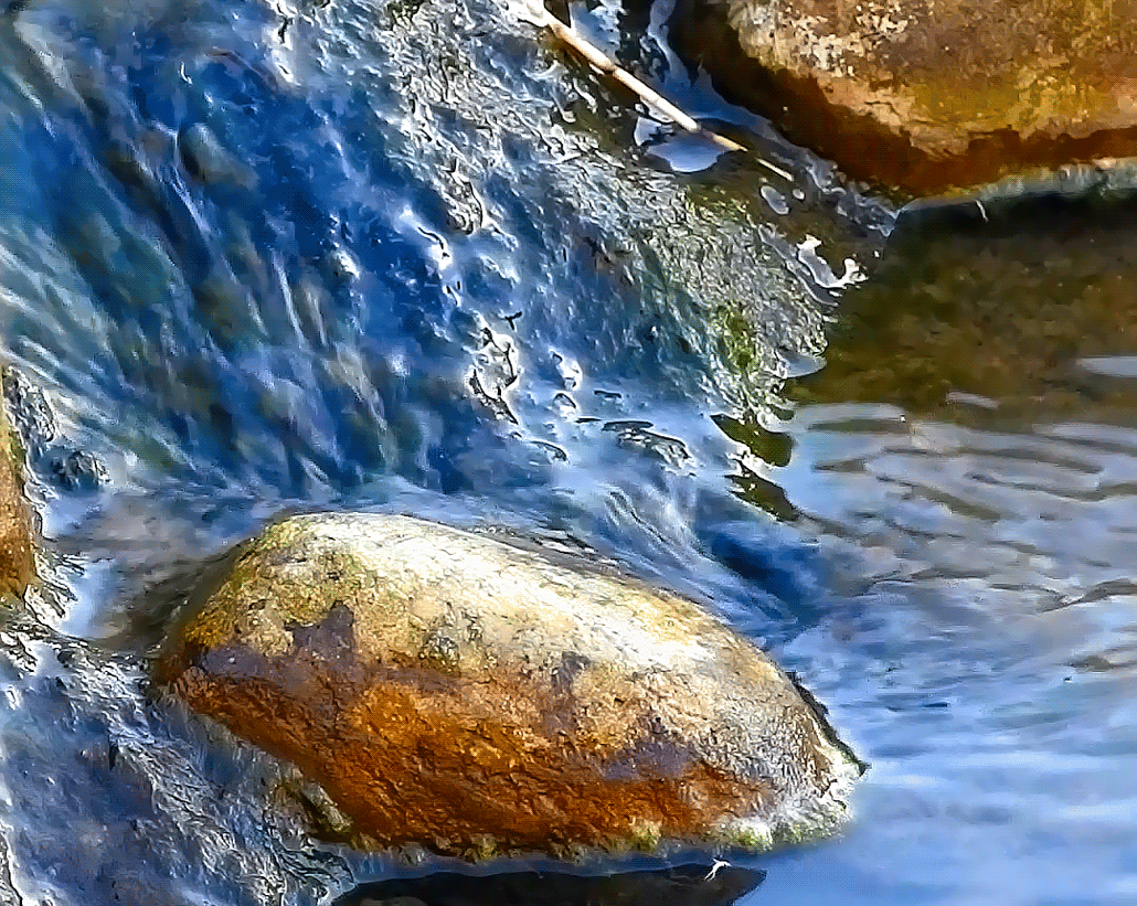 Там вода течет. Текущая вода. Красивый камень в ручейке. Валун в воде. Камни в воде.